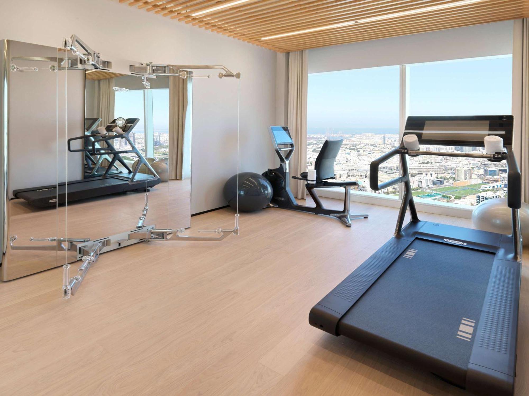 ホテル Sofitel Dubai The Obelisk エクステリア 写真 A gym at a hotel