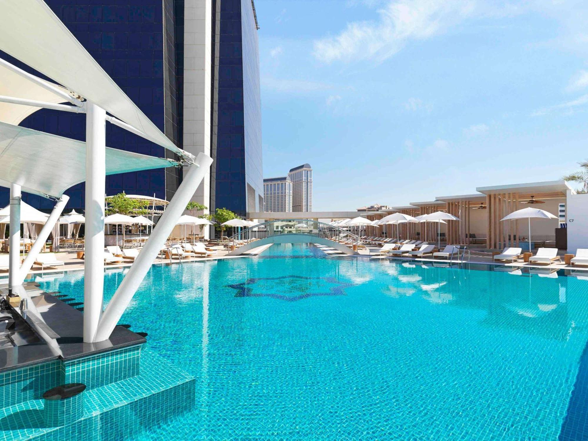 ホテル Sofitel Dubai The Obelisk エクステリア 写真 The swimming pool at the Address Downtown