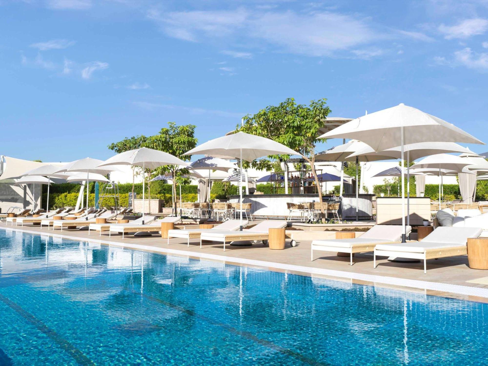 ホテル Sofitel Dubai The Obelisk エクステリア 写真 The pool at the hotel