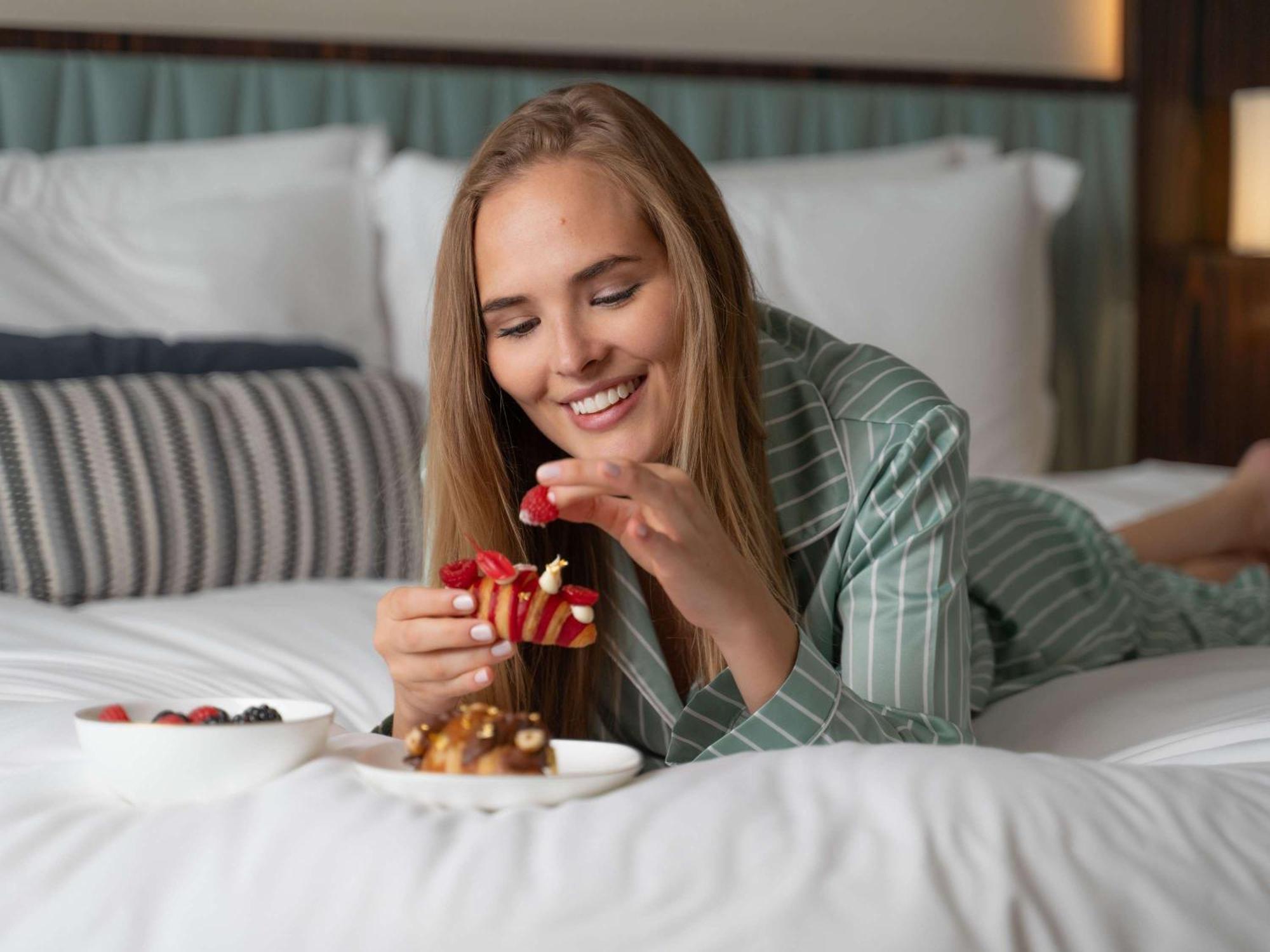 ホテル Sofitel Dubai The Obelisk エクステリア 写真 A woman eating strawberries