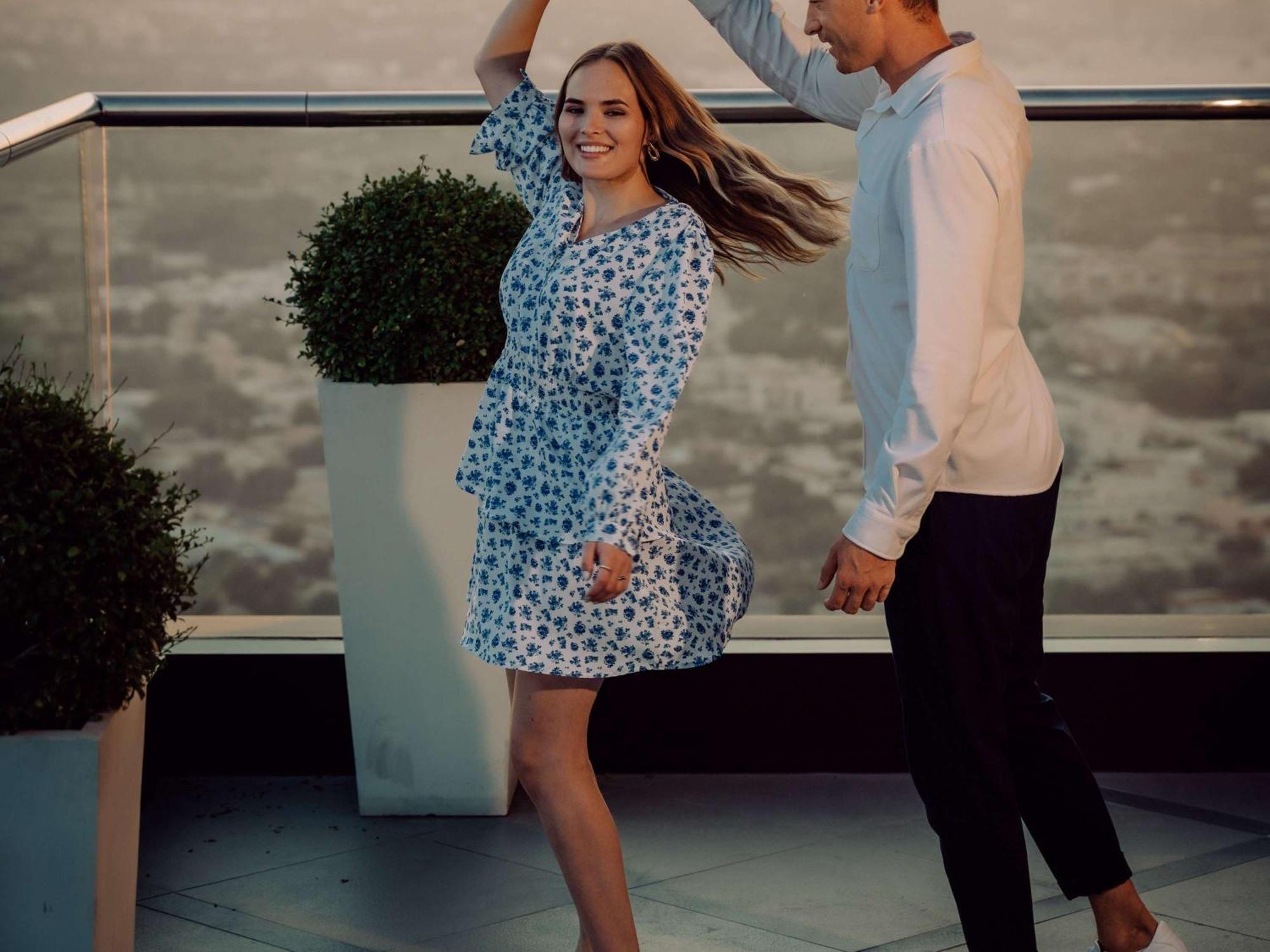 ホテル Sofitel Dubai The Obelisk エクステリア 写真 A couple dancing