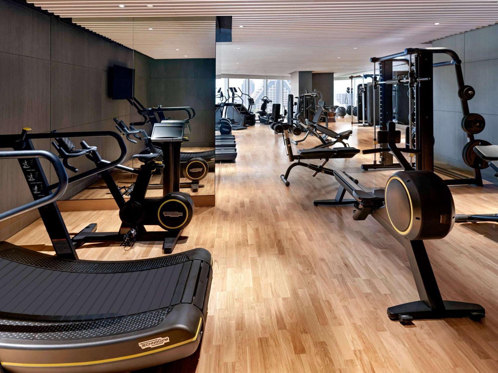 ホテル Sofitel Dubai The Obelisk エクステリア 写真 The gym at the Mandarin Oriental, Hong Kong